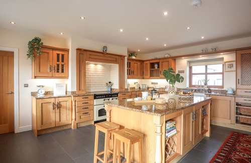 Caergeiliog House | YSGUBOR WEN, pet friendly, with open fire in Llanfaelog