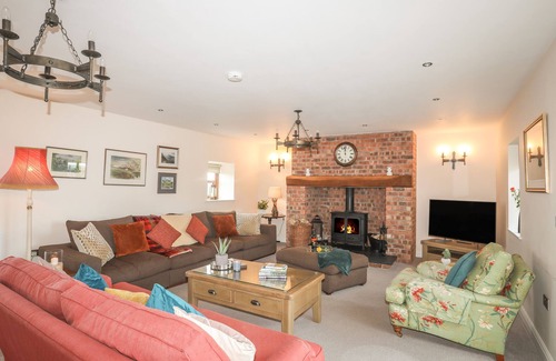 Caergeiliog House | YSGUBOR WEN, pet friendly, with open fire in Llanfaelog