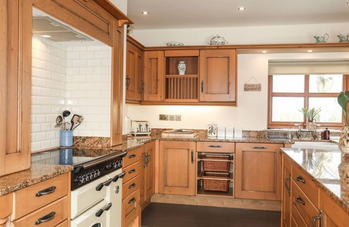 Caergeiliog House | YSGUBOR WEN, pet friendly, with open fire in Llanfaelog