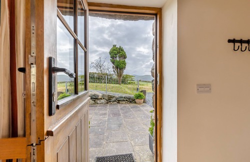 Tywyn House | Ysgubor y Waun - Three Bedroom House, Sleeps 6