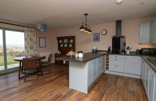 Llandrindod Wells Cottage | YSTRAD WEN, pet friendly, with hot tub in Newbridge-On-Wye
