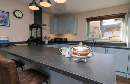 Llandrindod Wells Cottage | YSTRAD WEN, pet friendly, with hot tub in Newbridge-On-Wye