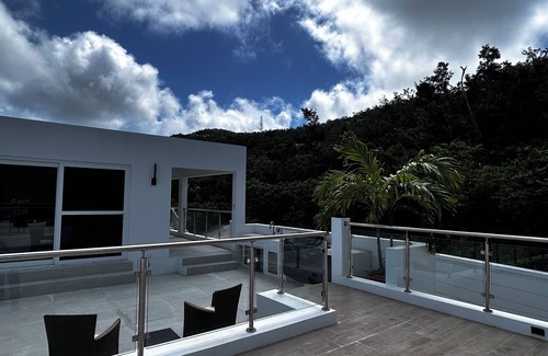 Road Town Villa | Zafira Luxe 1-bedroom villa with sauna, steam, sunset views, AC, WIFI in Tortola