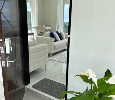 Leonards House | Zafira Luxe