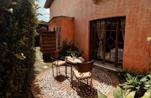 Antigua Guatemala Bed & Breakfast | Zahar Boutique Stay Volcano Views and Pool