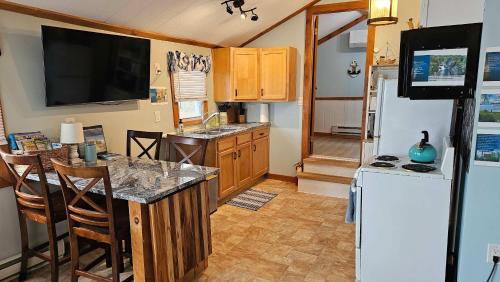 Schuyler Falls House | ZaLo House Waterline cabin with Hot Tub Pets