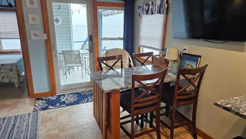 Schuyler Falls House | ZaLo House Waterline cabin with Hot Tub Pets