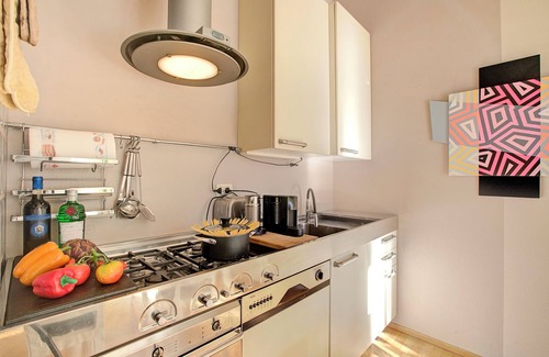 Solcio Apartment | Zara Apartment in Villa Jejia, Lesa, Italy