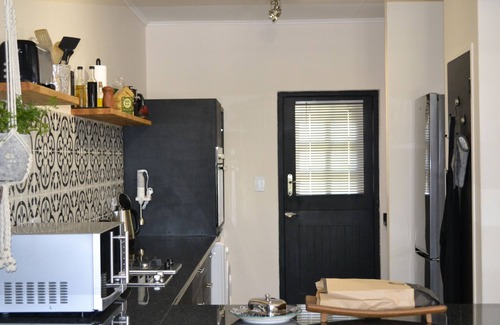 Moreleta Park House | Zebra Cottage offers tranquillity for business or leisure travellers.
