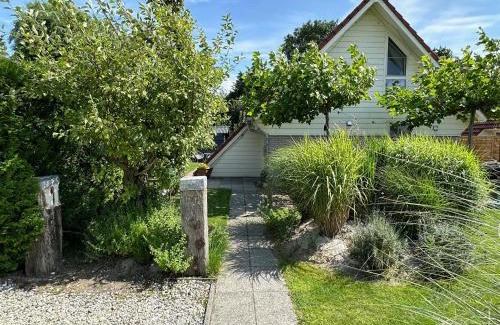 Herkingen House | "ZeeLandZon" Holiday home by the lake with Jacuzzi and Sauna
