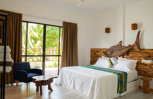 Thulusdhoo Island Hotel | Zeeo - Guest house Beach front property