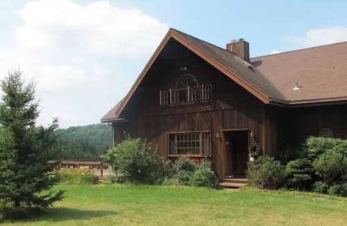 Bloomville House | Zelený Les: house in a secluded 100 acre wood with meadows, pond, and brook