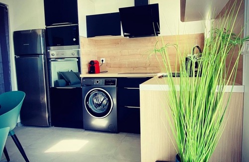 Les Arenes Apartment | Zen Apartment - Unobstructed view, walking distance to the beach, air conditioning, Wi-Fi & parking