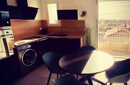 Les Arenes Apartment | Zen Apartment - Unobstructed view, walking distance to the beach, air conditioning, Wi-Fi & parking