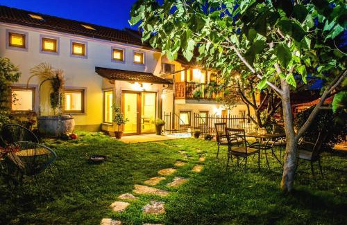 Divaca Apartment | Zenja Apartments - Property with Cozy Garden & Free Private Parking