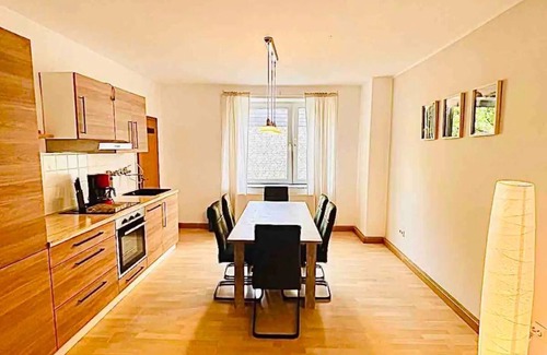 Paulstraße Apartment | Zentral Gelegenes Airbnb: Vollständig Ausgestattet mit Brandneuer Möblierung