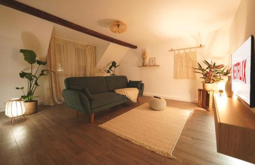 Giebichenstein House | Zentrale, gemütliche Dachgeschoss-Etage - 52qm - Altes Haus auf 2,5 Etagen exklusiv für Dich - mit 1 Schlafzimmer, Wohnzimmer und Rückzugsraum zum Verweilen - Küche, großes Bad, Netflix