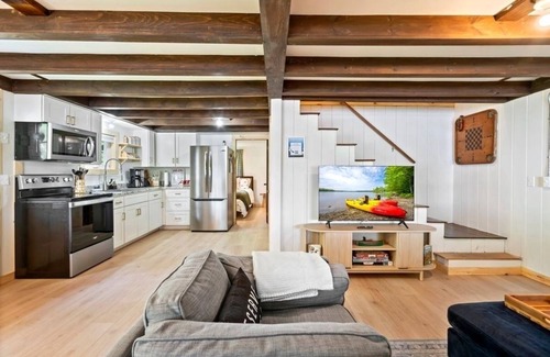 Canaan House | Zeus's Landing at Cottages of Maine Gradual beachfront, King Beds, Dog Friendly