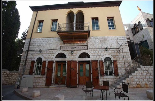 Nazareth Apartment | Zimmer Alreda one open space, wooden floor 120 years old QOTRAN wood columns