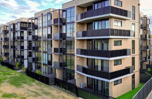 Bruce Apartment | ZMITH Apartment - BROOKE, Near AIS, GIO Stadium, UC, & Nth - Canberra Hospital