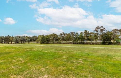 Bruce Apartment | ZMITH Apartment - BROOKE, Near AIS, GIO Stadium, UC, & Nth - Canberra Hospital
