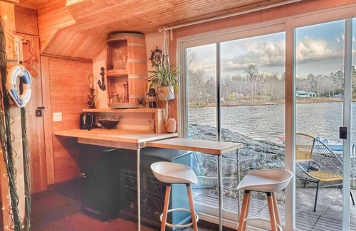 Gravenhurst Condo | Zuka Boathouse with Wood-Burning Hot Tub and Sauna