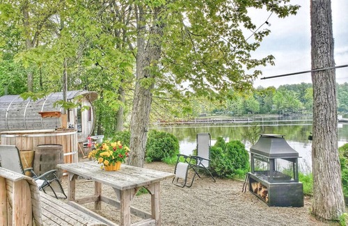 Gravenhurst Condo | Zuka Boathouse with Wood-Burning Hot Tub and Sauna