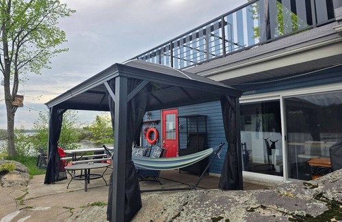 Gravenhurst Condo | Zuka Boathouse with Wood-Burning Hot Tub and Sauna