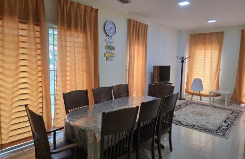 Taman Setia House | Zulfa Homestay