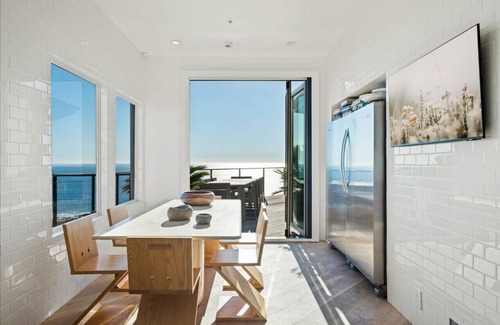 Western Malibu House | Zuma Beach View Estate with Cedar Soaking Tub