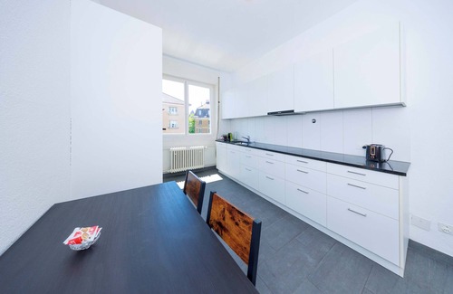 Sihlfeld Apartment | Zurich City Gem, Steps to Tram, Family & group