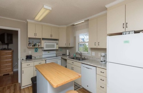 Surf City House | Zzzz's By The Seas - OCEANFRONT 3 BR, 2 BA cottage in Surf City! Dog Friendly!