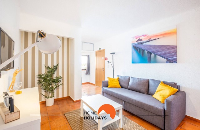#065 Zulmira Flat by Home Holidays