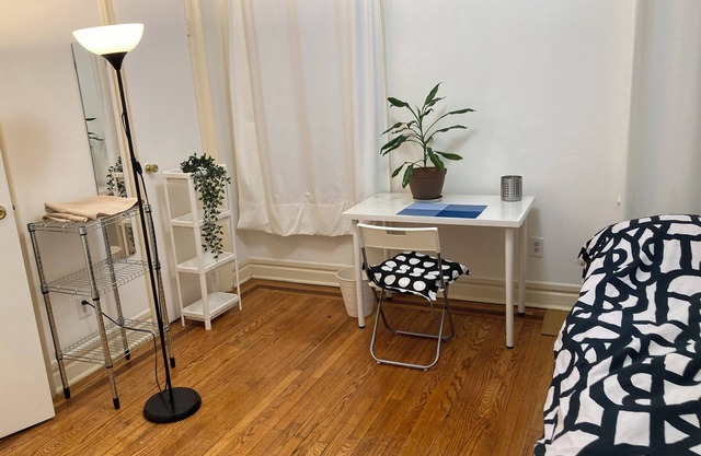 1-BDR with full size bed, AC & WiFi in a 2-BDR Apt near Journal Square Station