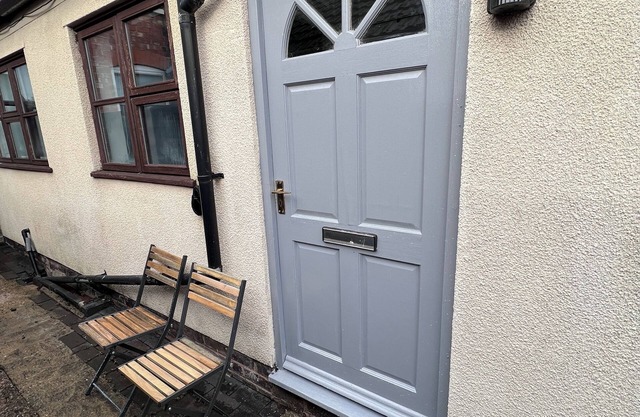 1-Bed Apartment Close to Grantham Town Centre. Sleeps 4 with Garden