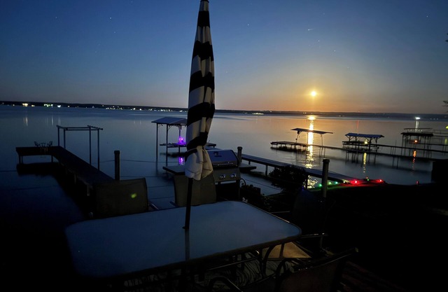 1 bed/ba lakeside cottage, large deck, west side of Seneca Lake. Pet Friendly!