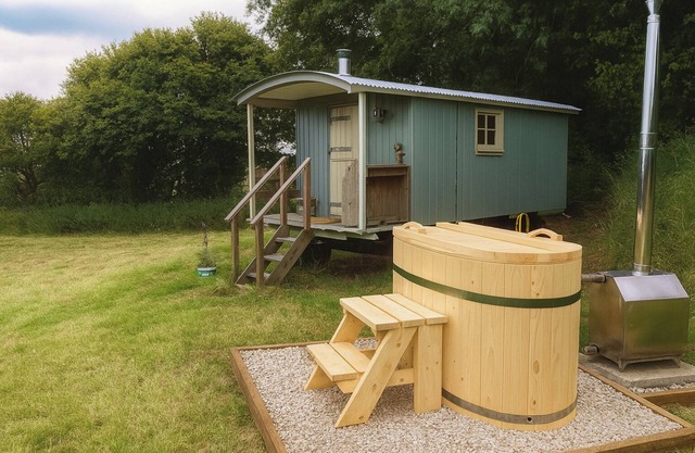 1 Bed Shepherds Hut - Sleeps 2 -Wood Fired Hot Tub