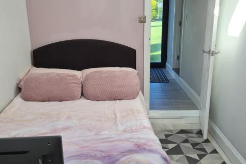 1 Bed-Sleeps 2-Parking-Garden-2 min train station