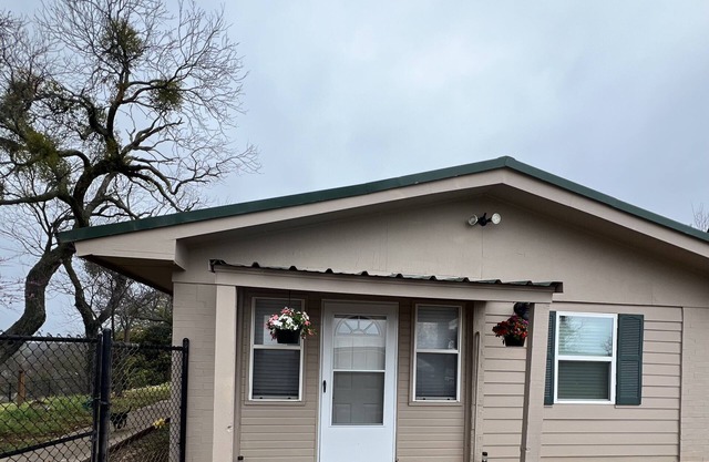 1 bedroom, 1 bath apartment in delightful Eastland.nCozy, quiet, and nice view.