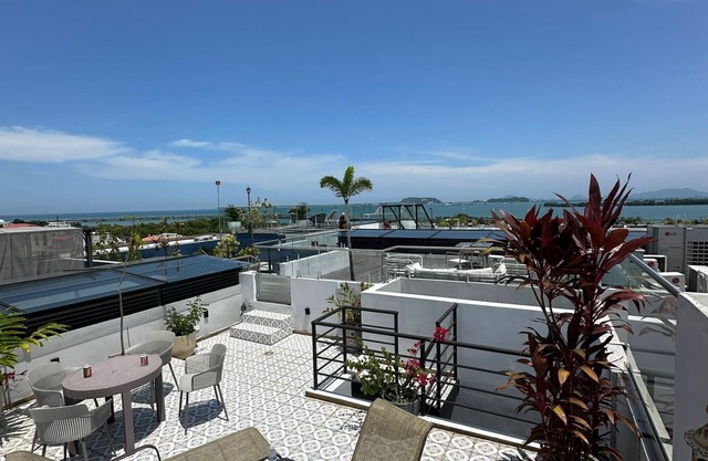 🛏️ 1 Bedroom | 🛁 1 Bathroom | 🌇 Private Rooftop | Pool 🌊