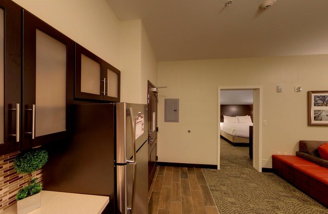 1 Bedroom | 24 Hour Business Center + Indoor Pool