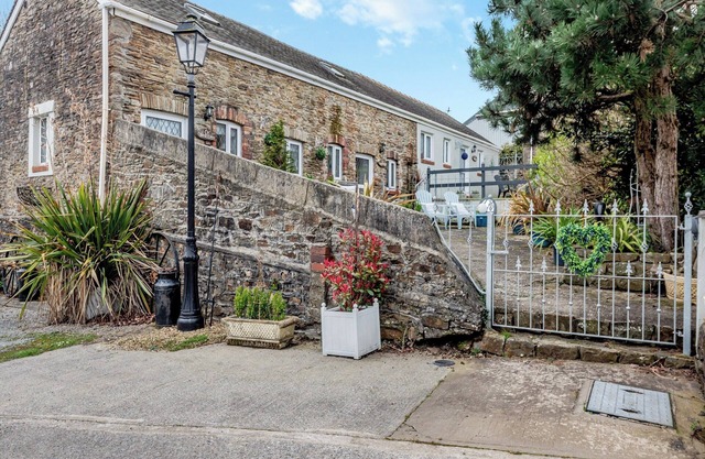 1 bedroom accommodation in Gowerton, Gower