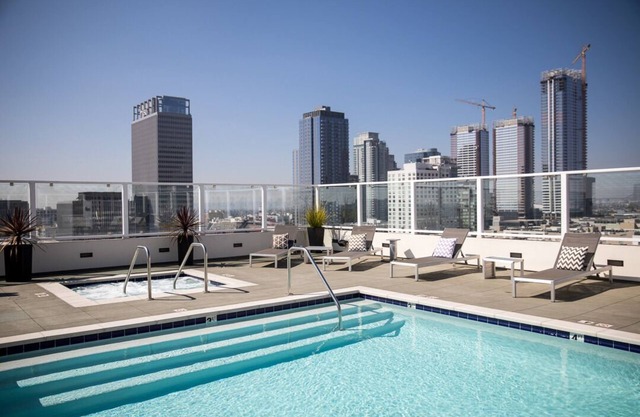 1 Bedroom Condo with Rooftop Amenities – Pool, Jacuzzi & Breathtaking City Views