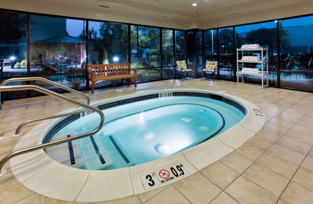 1 Bedroom | Free Breakfast. Outdoor Pool & Hot Tub