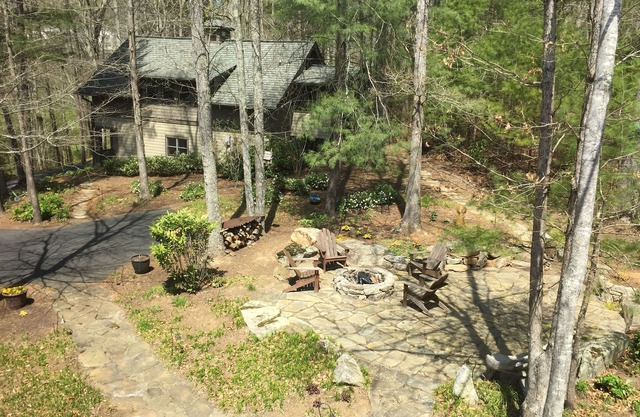 1-bedroom secluded cottage forest view trails 15 min to Asheville. Pet friendly