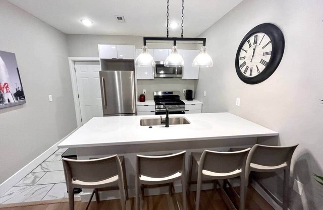1 bedroom w/patio close to Wells Fargo arena