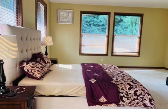 1-bedroom with attached full bathroom in welcoming Snohomish with AC