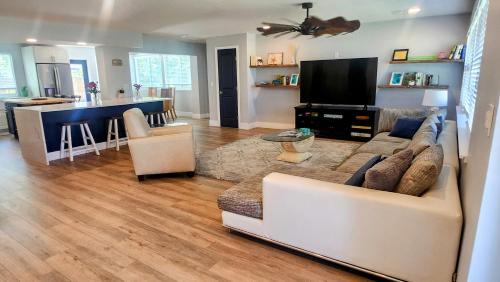 1 Block To Beach - 2 Family Double Masters Plus 3rd Bedroom