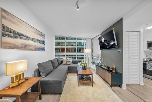 1-BR Condo in Downtown Coal Harbour with Parking and City Views