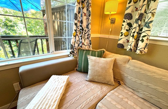 1 BR creek cottage for longer visits w washer/dryer